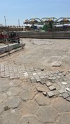 Anghel (ANPC), imagini cu pavimentul din parcul de distracţii din zona Belona, Eforie Nord: Un monument al nepăsării, un amestec de plăci sparte, denivelări şi găuri care fac parte dintr-un concept artistic numit „aventura cu entorsă inclusă”
