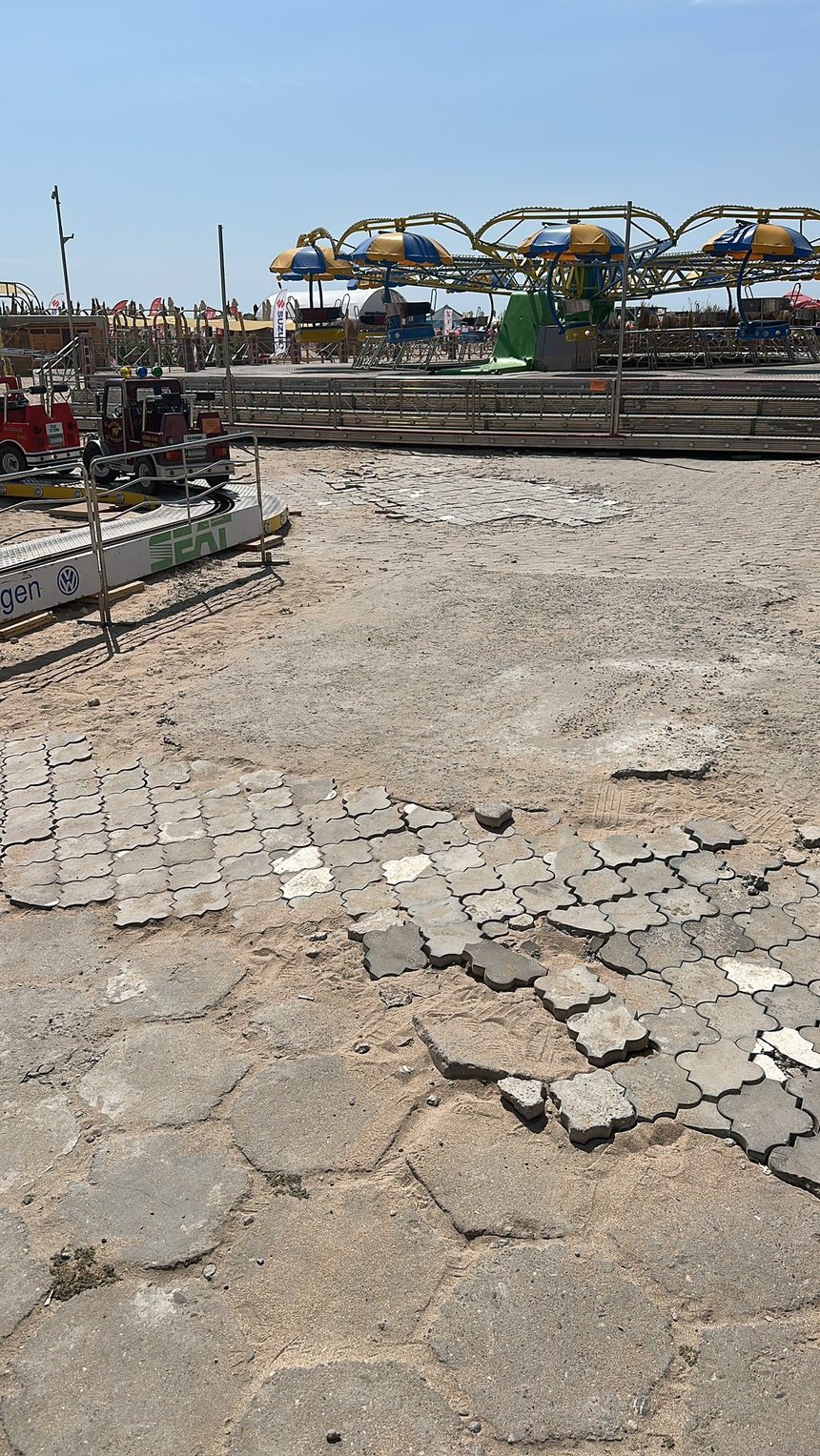 Anghel (ANPC), imagini cu pavimentul din parcul de distracţii din zona Belona, Eforie Nord: Un monument al nepăsării, un amestec de plăci sparte, denivelări şi găuri care fac parte dintr-un concept artistic numit „aventura cu entorsă inclusă”
