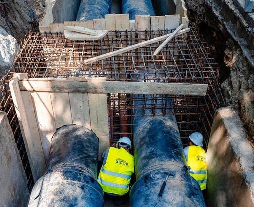 Toţi locuitorii din trei sectoare ale Capitalei, fără apă caldă din cauza avariei majore de pe o conductă magistrală de termoficare/ Directorul Termoenergetica spune că se  încearcă remedierea avariei astăzi, dar că nu poate promite acest lucru 