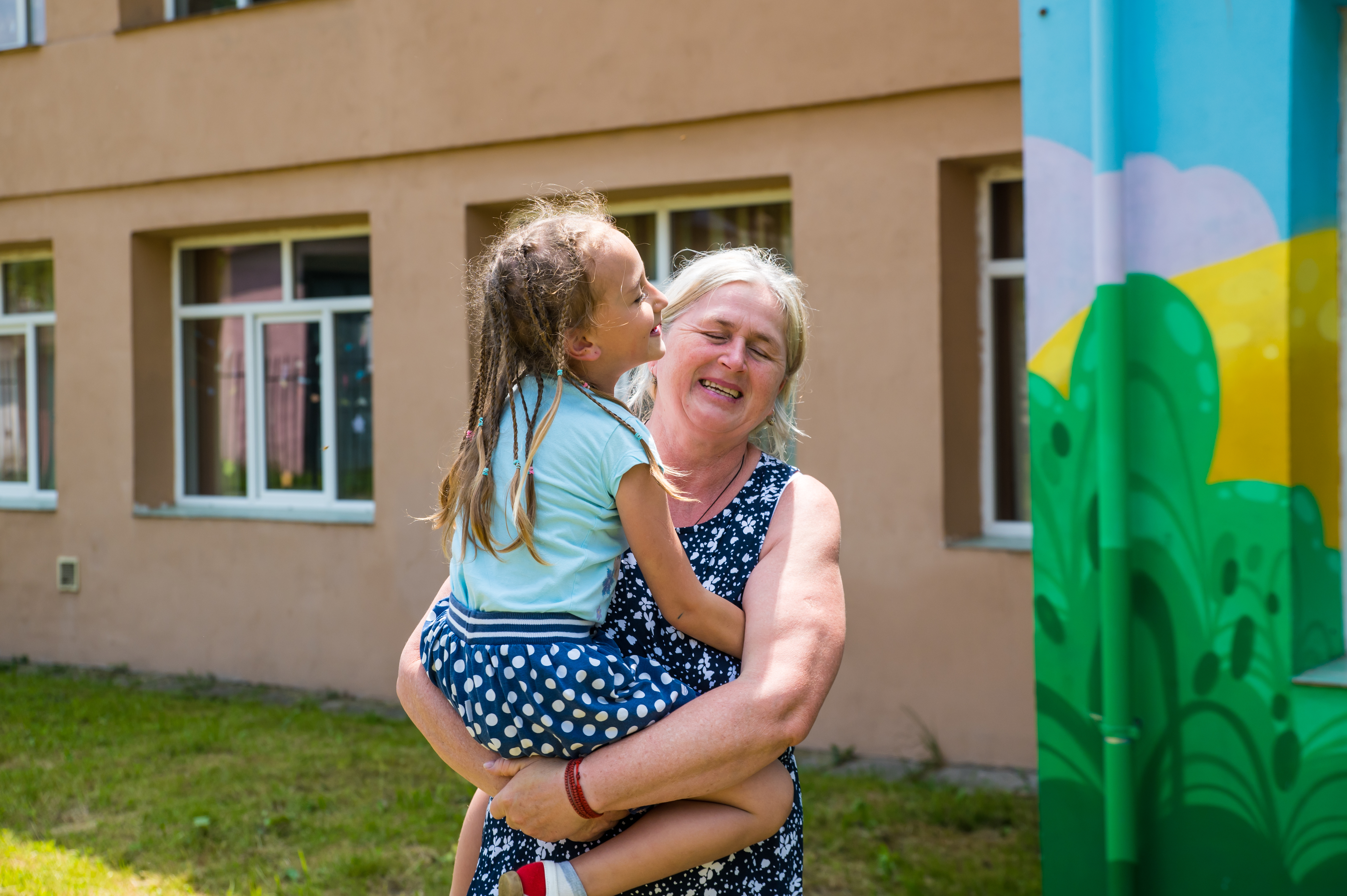 Studiu Salvaţi Copiii: Doar unul din trei copii cu părinţi plecaţi la muncă în străinătate îşi revede familia în această vară/ Principala provocare a părinţilor care muncesc în afară, menţinerea legăturii emoţionale cu copiii rămaşi în ţară