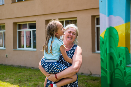 Studiu Salvaţi Copiii: Doar unul din trei copii cu părinţi plecaţi la muncă în străinătate îşi revede familia în această vară/ Principala provocare a părinţilor care muncesc în afară, menţinerea legăturii emoţionale cu copiii rămaşi în ţară