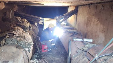 Echipele Termoenergetica lucreză încă la remedierea avariei majore care s-a produs pe conducta magistrală veche de 40 de ani, lăsând fără apă caldă aproape jumătate de Bucureşti VIDEO