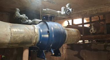 Echipele Termoenergetica au finalizat, în 19 august, lucrările de remediere a avariei la conducta magistrală veche de 40 de ani, dar procesul complet pentru reumplerea treptată a reţelei poate dura chiar şi 12 ore