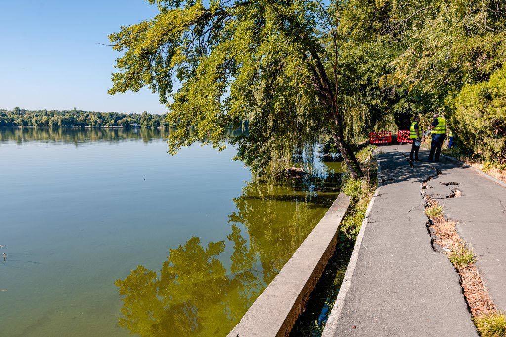 Primăria Capitalei începe lucrările de refacere a aleilor din Parcul Herăstrău/ Aleea dintre Clubul de Canotaj şi Zona Pescarilor, afectată grav de surparea malului şi cu risc real de prăbuşire FOTO