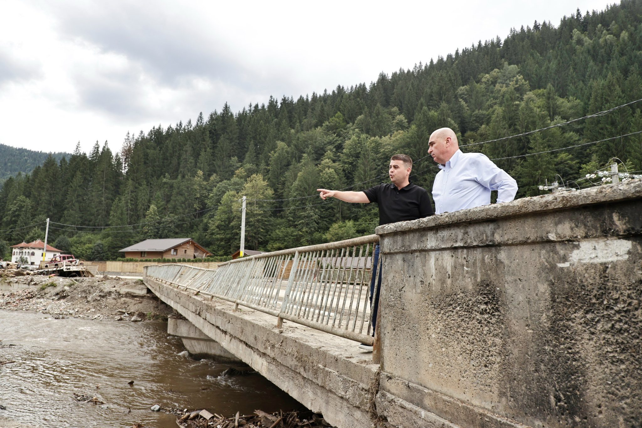 Bolojan, vizită la Broşteni, localitatea din Suceava afectată cel mai grav de inundaţii: Guvernul a alocat peste 7,4 milioane de lei pentru refacerea locuinţelor distruse total sau parţial de inundaţii - VIDEO