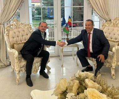 Ministrul Sănătăţii pe Facebook, după cina de la Sibiu cu Dorin Cioabă: Suntem aici pentru oameni şi pentru a construi punţi de încredere şi respect/ Comentariul unei persoane privind necesitatea plăţii CASS de către romi - FOTO