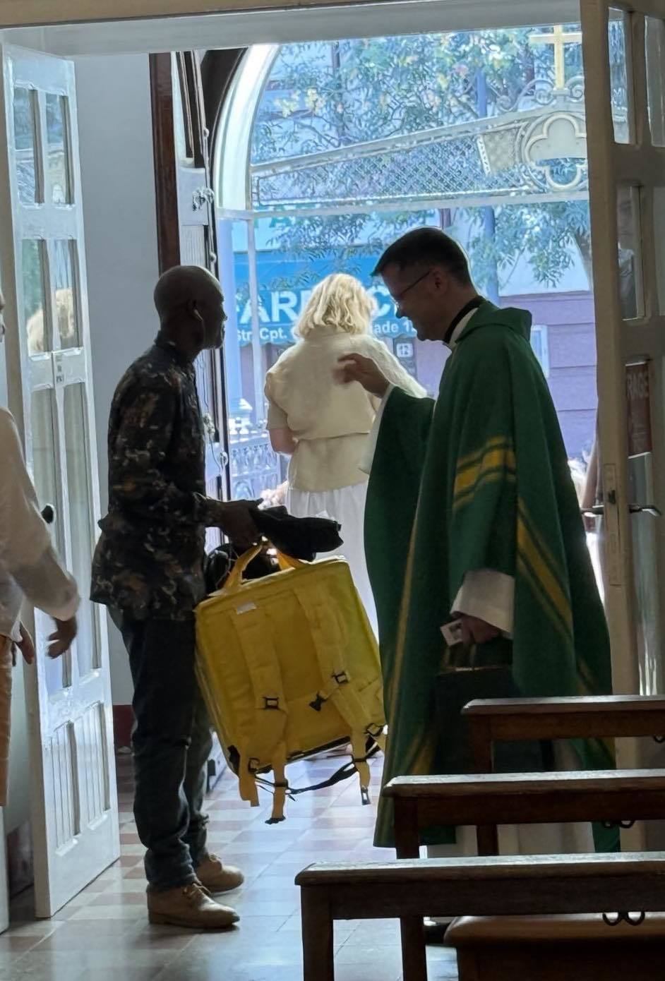 Anunţ inedit al părintelui Francisc Doboş, după ce Dan Tanasă (AUR) a recomandat refuzarea comenzilor livrate de străini: Un dac neaoş din Nigeria a venit să se spovedească. M-a rugat să-i binecuvântez munca şi rucsacul pentru livrarea de mâncare - FOTO