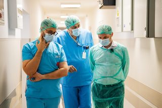 Rogobete: Sănătatea se schimbă cu fapte şi bani europeni, nu cu promisiuni/ Ministrul Sănătăţii a vizitat spitalele din Vâlcea şi afirmă că investiţiile depăşesc 150 de milioane de euro, „bani transformaţi în realitate pentru pacienţi”