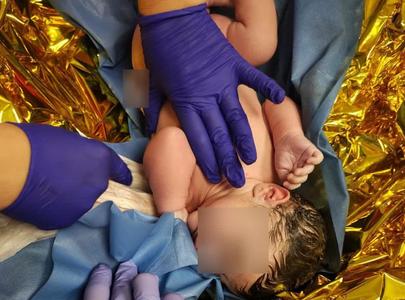 Bebeluş născut în ambulanţă, în drum spre un spital din Capitală/ DSU: Primele sale plânsete au umplut autospeciala de bucurie - FOTO