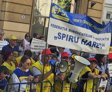 Noi proteste ale profesorilor la Ministerul Educaţiei, nemulţumiţi de modificările aduse de Legea Bolojan/ Ei cer demisia lui Daniel David şi ameninţă cu boicotarea începerii anului şcolar: „Nu meritaţi să mai fiţi în fruntea acestui minister!” VIDEO