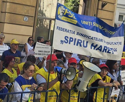 Noi proteste ale profesorilor la Ministerul Educaţiei, nemulţumiţi de modificările aduse de Legea Bolojan/ Ei cer demisia lui Daniel David şi ameninţă cu boicotarea începerii anului şcolar: „Nu meritaţi să mai fiţi în fruntea acestui minister!” VIDEO