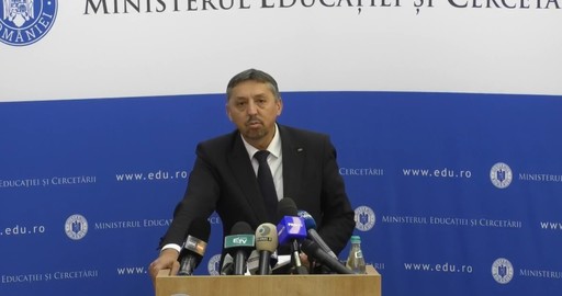 Daniel David afirmă că măsura prin care sute de unităţi şcolare au pierdut personalitatea juridică nu îi afectează pe profesori sau pe elevi: Pur şi simplu, înseamnă că nu mai ai doi directori, ci ai un director, atât