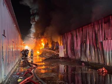 UPDATE - Incendiu, cu degajări mari de fum, la un spaţiu de depozitare din complexul ”Dragonul Roşu” din Bucureşti/ Nu sunt victime/ Structura clădirii s-a prăbuşit parţial/ A fost emis mesaj RO-Alert - VIDEO