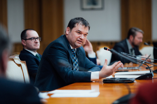 Ministrul Dezvoltării, despre folosirea de drone pentru identificarea construcţiilor ilegale: Nu devenim poliţia garajelor de lemn/ Pentru garaje, terase, pergole, bucătării de vară nu o să mai fie nevoie de autorizaţie de construire