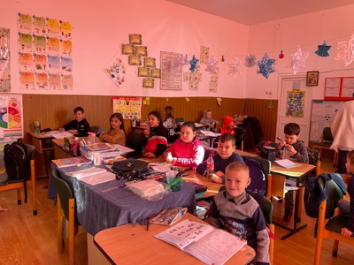 Metodologie complexă pentru predarea în clase simultane / World Vision România propune formarea profesorilor, nu doar transmiterea de cunoştinţe / O noutate, predarea unor teme comune pentru toate clasele, dar abordate diferenţiat