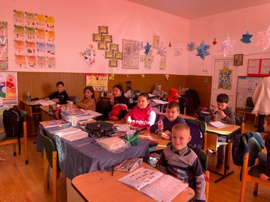 Metodologie complexă pentru predarea în clase simultane / World Vision România propune formarea profesorilor, nu doar transmiterea de cunoştinţe / O noutate, predarea unor teme comune pentru toate clasele, dar abordate diferenţiat