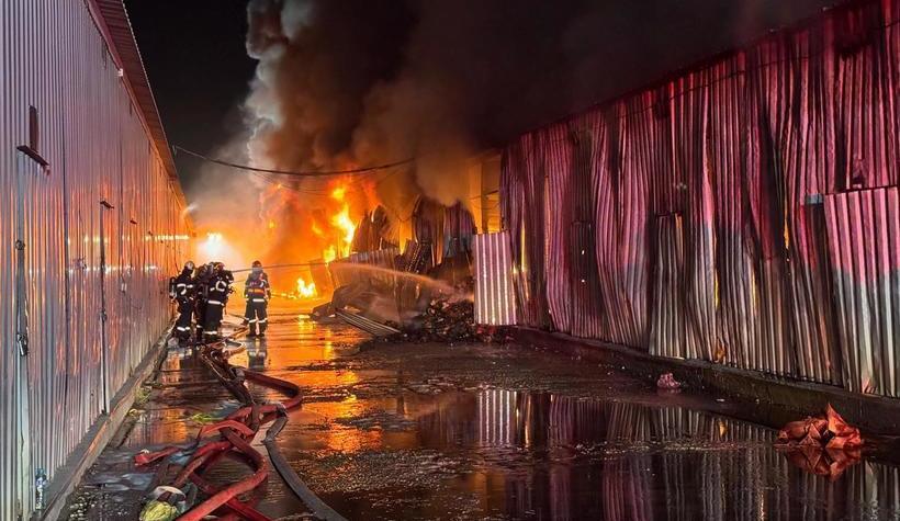 Poluare masivă a aerului în Bucureşti, după incendiul puternic care a mistuit Complexul „Dragonul Roşu” / Cel mai afectat, cartierul Berceni, din sudul Capitalei / Comisarul general al Gărzii de Mediu: Depăşire de patru ori a valorii maxim admise