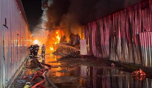 Poluare masivă a aerului în Bucureşti, după incendiul puternic de la Complexul „Dragonul Roşu” / Cel mai afectat, cartierul Berceni, din sudul Capitalei / Comisarul general al Gărzii de Mediu: Depăşire de patru ori a valorii maxim admise