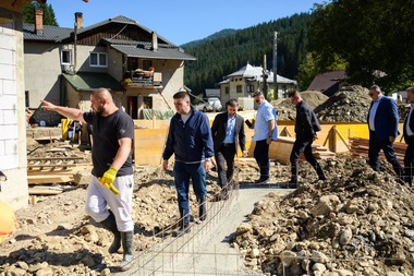 Şapte camioane încărcate cu materiale de construcţie au fost trimise de autorităţile din Maramureş pentru refacerea caselor distruse de inundaţii la Broşteni/ Preşedintele CJ Suceava: La Broşteni, oamenii încep din nou să zâmbească FOTO