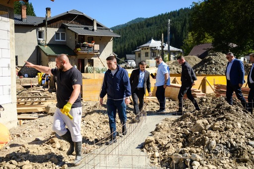 Şapte camioane încărcate cu materiale de construcţie au fost trimise de autorităţile din Maramureş pentru refacerea caselor distruse de inundaţii la Broşteni/ Preşedintele CJ Suceava: La Broşteni, oamenii încep din nou să zâmbească FOTO