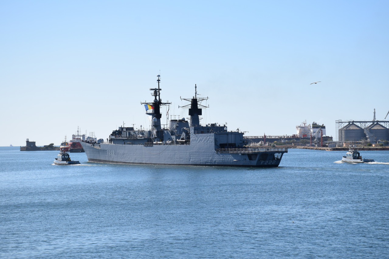 Fregata ”Regina Maria” preia pentru a doua oară comanda Operaţiei NATO Sea Guardian / Militarii vor executa misiuni de consolidare a securităţii maritime pe flancul sudic al NATO