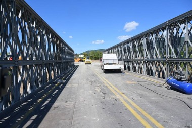 Un pod provizoriu amplasat pe centura ocolitoare a municipiului Baia Mare, peste râul Săsar, deschis în locul celui surpat în luna mai. În zonă se circulă cu restricţii
