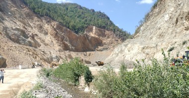 Administraţia Bazinală de Apă Jiu a oprit activitatea ilegală a opt operatori economici din carierele din zona Pleşa-Bumbeşti Jiu-Curtişoara/ Procedeele utilizate generau cantităţi mari de praf