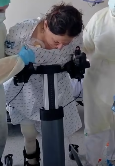 Sora pacientei internate la Floreasca, cu arsuri grave, şi transferată apoi în Belgia cu mai multe infecţii a anunţat că Lavinia a făcut primii paşi: „Vă mulţumim pentru că aţi crezut că va lupta şi va reuşi! Vă mulţumim pentru toată susţinerea!” VIDEO