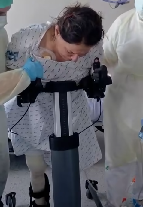 Sora pacientei internate la Floreasca, cu arsuri grave, şi transferată apoi în Belgia cu mai multe infecţii a anunţat că Lavinia a făcut primii paşi: „Vă mulţumim pentru că aţi crezut că va lupta şi va reuşi! Vă mulţumim pentru toată susţinerea!” VIDEO