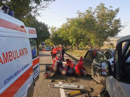 UPDATE - Botoşani: Accident între un microbuz şi un autoturism, pe DN 24C/ Sunt implicate 21 de persoane, dintre care 7 au fost descarcerate/Trei persoane au murit/ 15 victime, la spital/ A fost activat Planul Roşu de Intervenţie/ Trafic blocat - FOTO