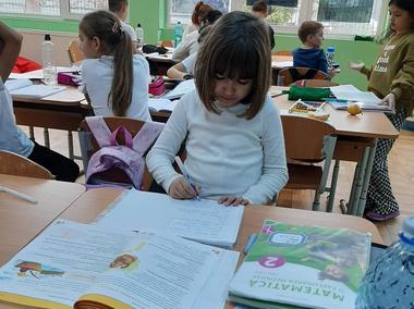 Salvaţi Copiii: Anul şcolar 2025 – 2026 începe cu abandon şcolar peste media europeană, costuri ascunse ale educaţiei şi discrepanţe între urban şi rural/ Semnalul de alarmă tras de organizaţie