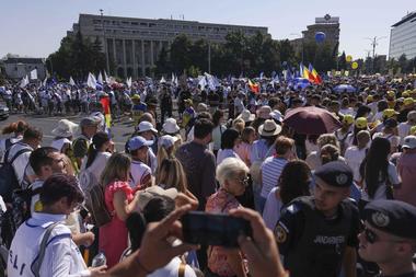UPDATE - Protestul profesorilor în Piaţa Victoriei a început/ Sute de cadre didactice s-au strâns în faţa Guvernului. La ora 12.10 au plecat în marş spre Palatul Cotroceni/ Alături de ei sunt elevi şi studenţi - FOTO, VIDEO
