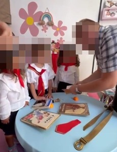 ISJ Satu Mare face verificări după ce la o grădiniţă din municipiu copiii au primit cravate de ”pionieri” sau ”şoimi ai patriei”, fiind prezentate materiale despre Ceauşescu: E esenţial ca activităţile să fie adaptate nivelului de înţelegere al copiilor 