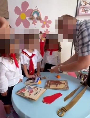 ISJ Satu Mare face verificări după ce la o grădiniţă din municipiu copiii au primit cravate de ”pionieri” sau ”şoimi ai patriei”, fiind prezentate materiale despre Ceauşescu: E esenţial ca activităţile să fie adaptate nivelului de înţelegere al copiilor 