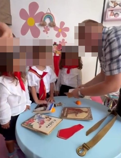 ISJ Satu Mare face verificări după ce la o grădiniţă din municipiu copiii au primit cravate de ”pionieri” sau ”şoimi ai patriei”, fiind prezentate materiale despre Ceauşescu: E esenţial ca activităţile să fie adaptate nivelului de înţelegere al copiilor 