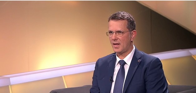Ministrul Apărării, întrebat dacă e stelist: Nu! Eu cu fotbalul, mai puţin. Eu joc baschet. Am jucat cu Ponta. Din juniorat îl ştiu. Făcea multă gălăgie pe teren / Ce spune despre echipa Steaua Bucureşti, sponsorizată din bani publici - VIDEO
