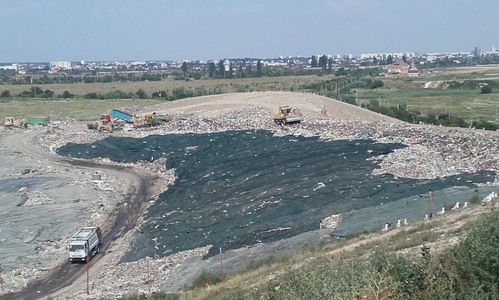 Garda Naţională de Mediu: 85% din deşeurile generate în sectoarele Capitalei ajung la groapă netratate