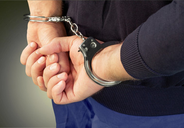 Profesor din Craiova, în vârstă de 42 de ani, reţinut pentru 24 de ore după ar fi întreţinut relaţii sexuale cu o fată în vârstă de 16 ani / Faptele s-ar fi petrecut între lunile ianuarie şi septembrie 
