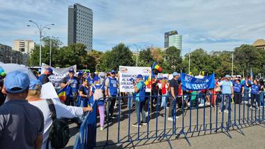 UPDATE Protest al sindicaliştilor din administraţia publică în Piaţa Victoriei: „Guvernul trebuie să înţeleagă că lucrurile nu mai pot continua aşa!” / Protestatarii au plecat spre Palatul Parlamentului/ Nemulţumirile angajaţilor din acest sistem - FOTO