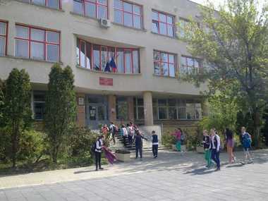 Inspectoratul Şcolar Timiş a dispus un control la o şcoală gimnazială de elită din Timişoara unde o elevă şi un elev de 13 ani au avut relaţii sexuale, în toaletă/ Cei doi s-ar fi filmat şi ar fi trimis imaginile colegilor