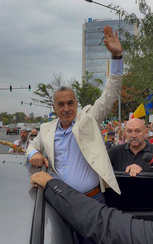 Steag cu însemne ale Mişcării Legionare, identificat de jandarmi printre susinătorii lui Călin Georgescu la sediul IPJ Ilfov