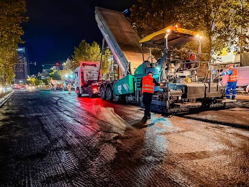 Primarul Capitalei anunţă lucrări de refacere a carosabilului pe marile bulevarde din zona centrală a oraşului/ Vor fi refăcute şi marcajele rutiere/ Intervenţiile au loc doar noaptea, ca să nu afecteze prea mult traficul rutier - FOTO