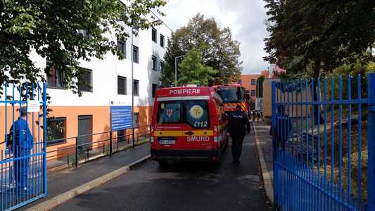 UPDATE - Incendiu la o clădire a Şcolii Gimnaziale "Iuliu Haţieganu" din Cluj-Napoca, aflată în reabilitare/ Circa 630 de elevi au ieşit în curte/ Nu sunt persoane care să solicite îngrijiri medicale/ Incendiul, stins