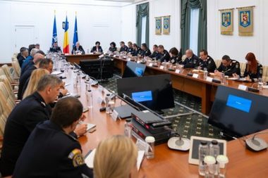 Se pregăteşte reforma MAI - Consultări cu structurile operative, sindicate şi primari / Proiectul ar urma să fie gata în decembrie / Se vorbeşte despre comasări, creşterea vârstei de pensionare, dar ministrul insistă că nu vor exista disponibilizări

