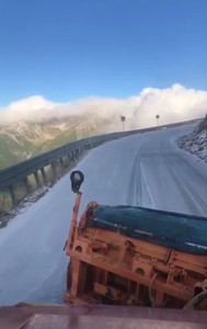 Circulaţia rutieră pe DN 67C - Transalpina, oprită până miercuri, din cauza viscolului şi a poleiului - VIDEO