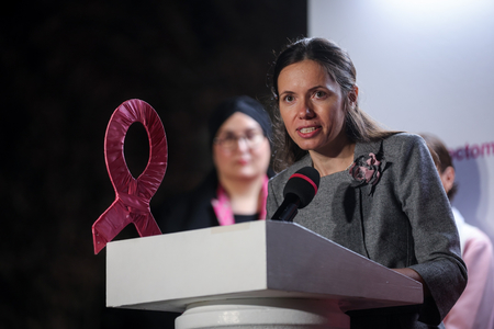 Partenera preşedintelui, Mirabela Grădinaru, a pornit iluminatul roz la Palatul Cotroceni, de Ziua Luptei împotriva Cancerului de Sân: Când apare acest tip de provocare sprijinul familiei, competenţa şi profesionalismul medicilor sunt extrem de importante
