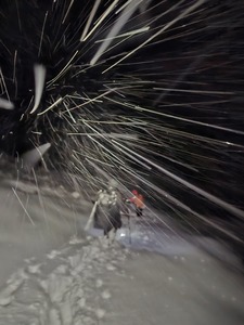 Sibiu: Turist din Bucureşti care s-a rătăcit după ce a urcat pe munte fără echipament adecvat şi fără să cunoască traseele, recuperat de salvamontişti/ El era uşor hipotermic, fiind dus în siguranţă la baza de la Bâlea Lac 