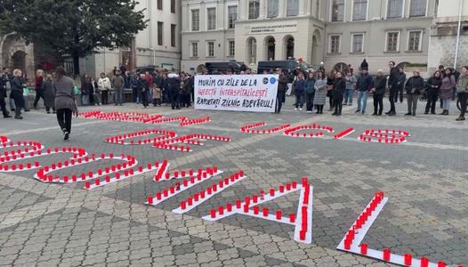 Moment de reculegere la Iaşi, iniţiat de două asociaţii civice, în memoria copiilor care au murit la spitalul ”Sfânta Maria”. Participanţii au scris cu ajutorul a sute de candele mesajul ”Neam ucis de nosocomiale” - FOTO