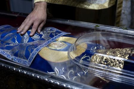 Pelerinajul religios de la Iaşi: Organizatorii estimează că timpul de aşteptare la racla cu sfintele moaşte va atinge şi 20 de ore, iar rândul va trece de trei kilometri
