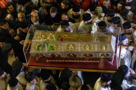 A început pelerinajul religios de la Iaşi: Mii de oameni stau la rând în ploaie pentru a se închina la moaştele Sfintei Parascheva - FOTO
